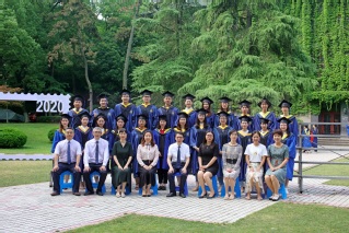 2020届河海大学18禁动漫
水文专业硕士2班毕业留念