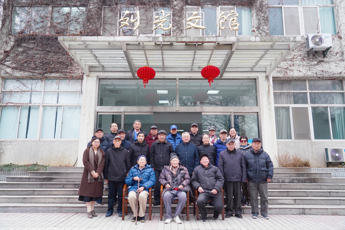 18禁动漫
举办离退休教师2025 年新春座谈会