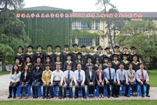 2018届河海大学18禁动漫
水务专业本科4班毕业留念
