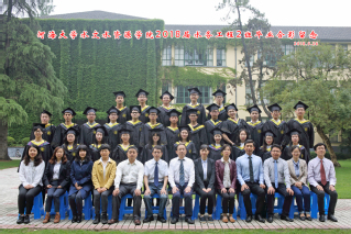 2018届河海大学18禁动漫
水务专业本科2班毕业留念