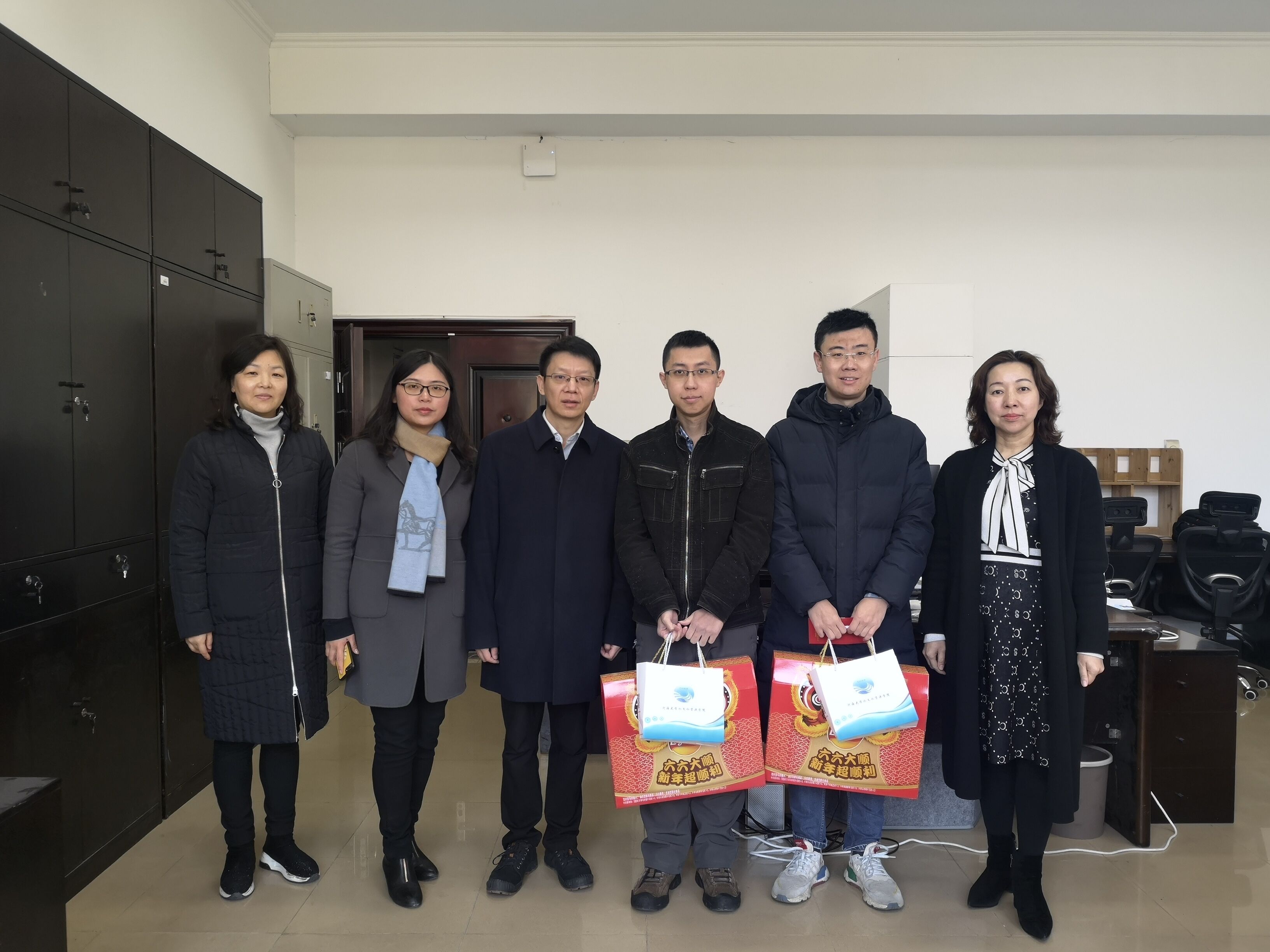 18禁动漫
领导看望慰问留校师生