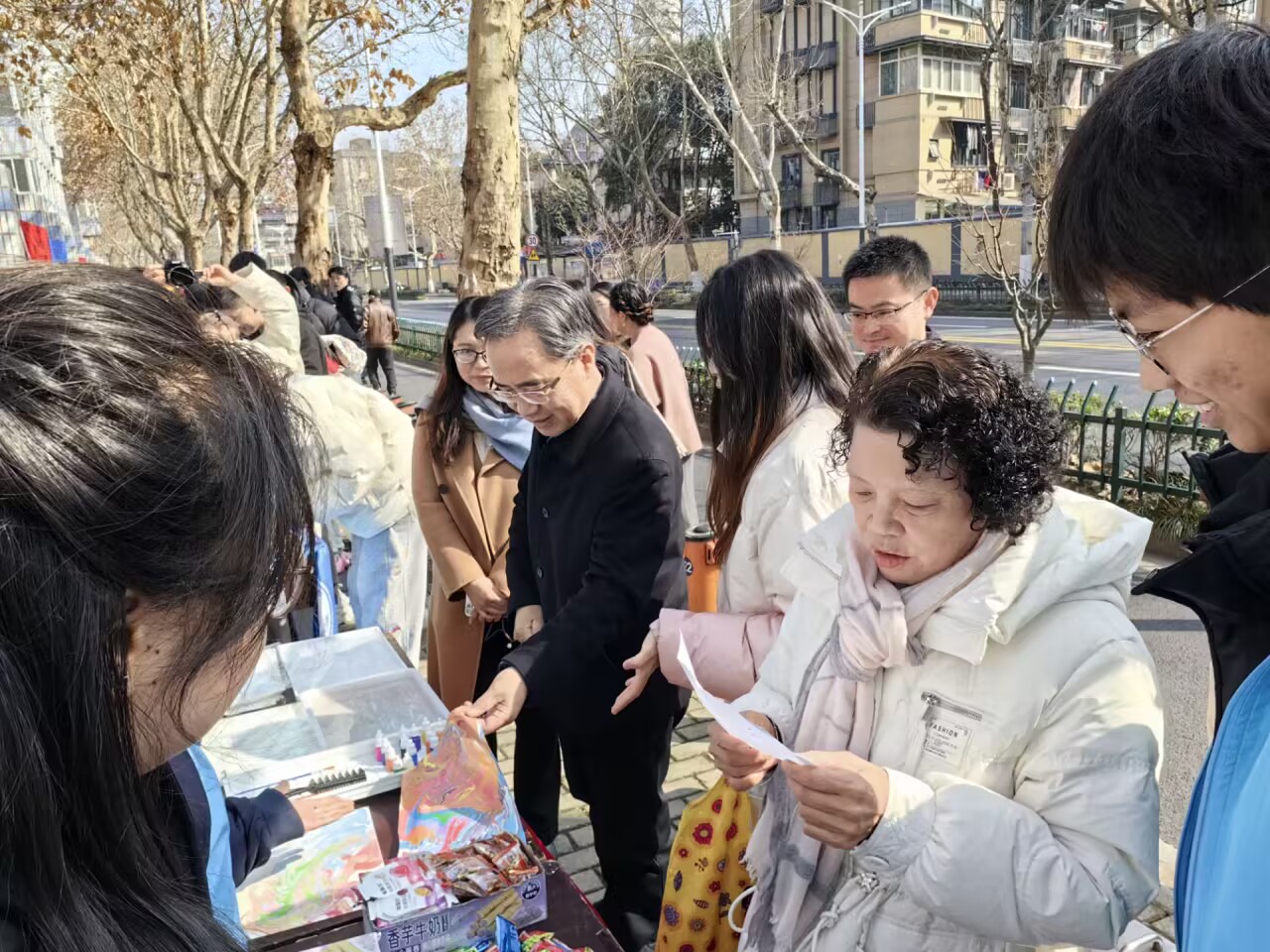 18禁动漫
参加河海大学2024年“学雷锋一条街”活动
