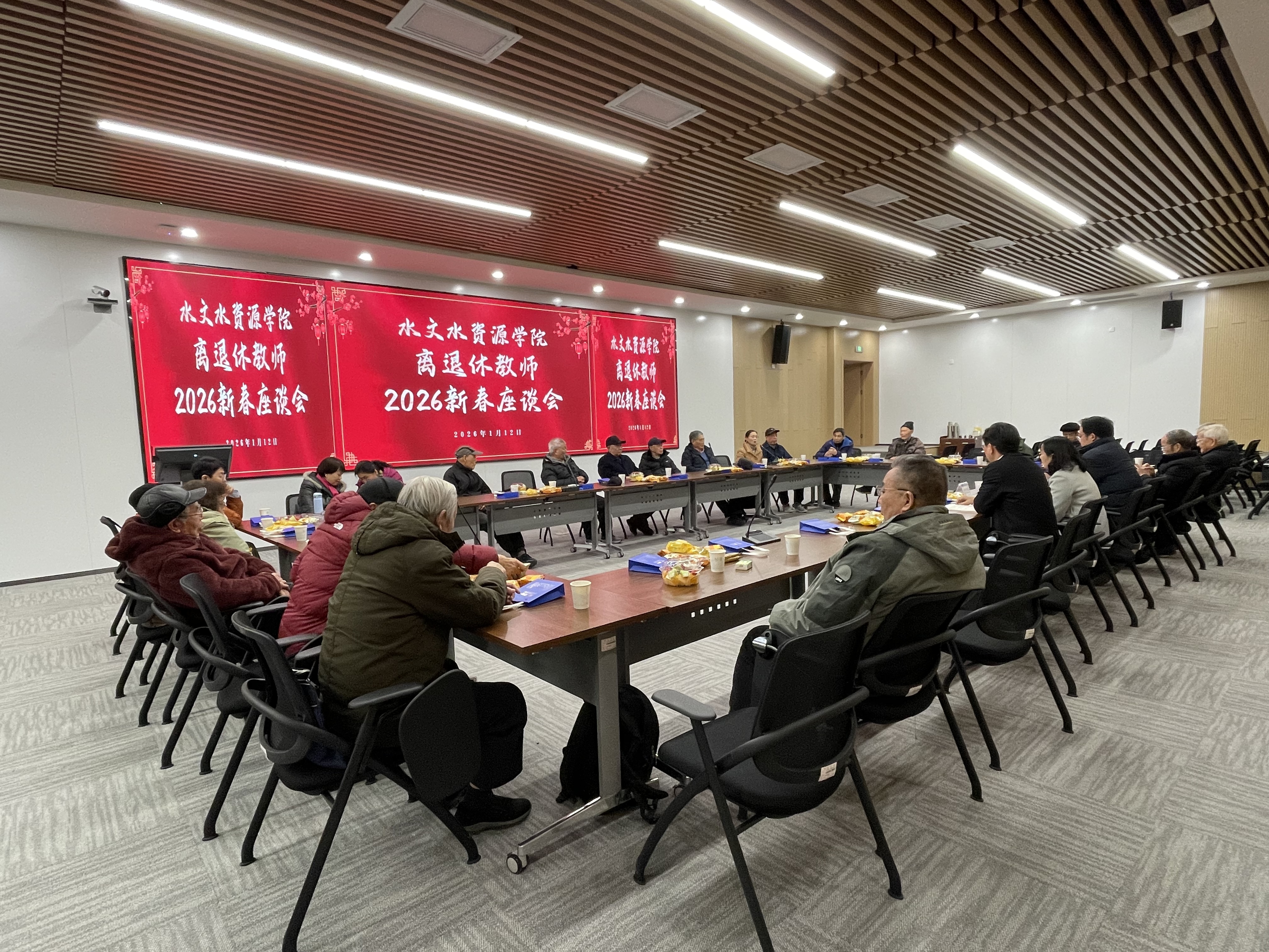 18禁动漫
举办退休教师迎新春活动