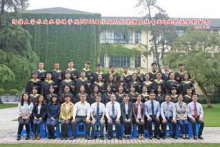 2018届河海大学18禁动漫
水文专业本科2班毕业留念