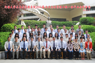 2013届河海大学18禁动漫
水文专业本科1班毕业留念