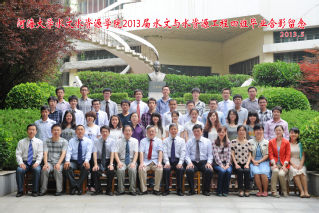 2013届河海大学18禁动漫
水文专业本科4班毕业留念
