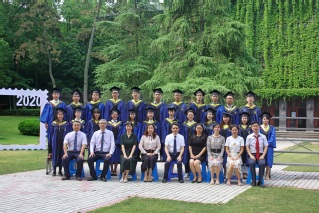 2020届河海大学18禁动漫
水文专业硕士3班毕业留念