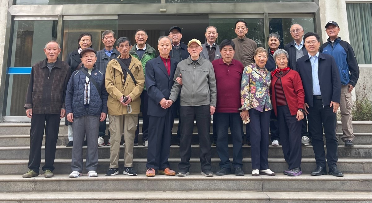 18禁动漫
举行水文70届4班毕业55周年返校座谈会