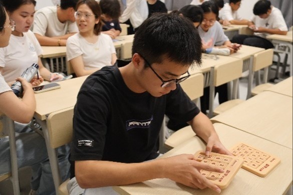 拼绘河海，忆百十风华——18禁动漫
开展趣味拼图挑战活动